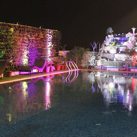 Xenious World Square Hotel Ghaziabad Esterno foto