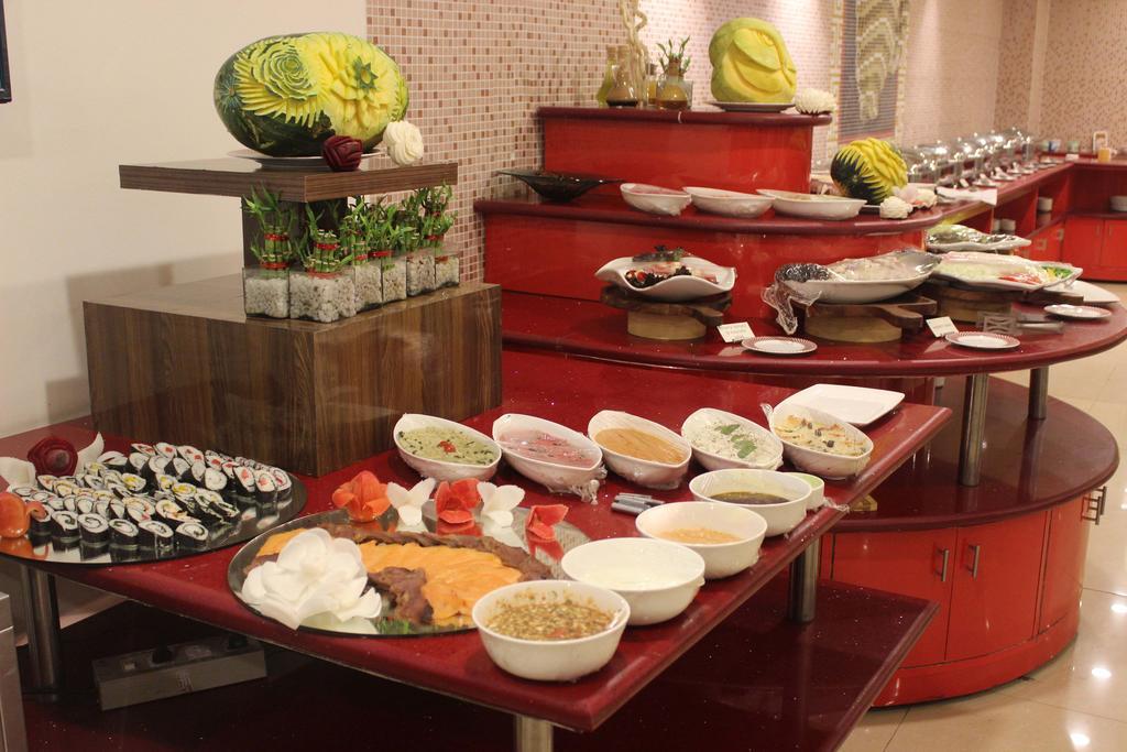 Xenious World Square Hotel Ghaziabad Esterno foto