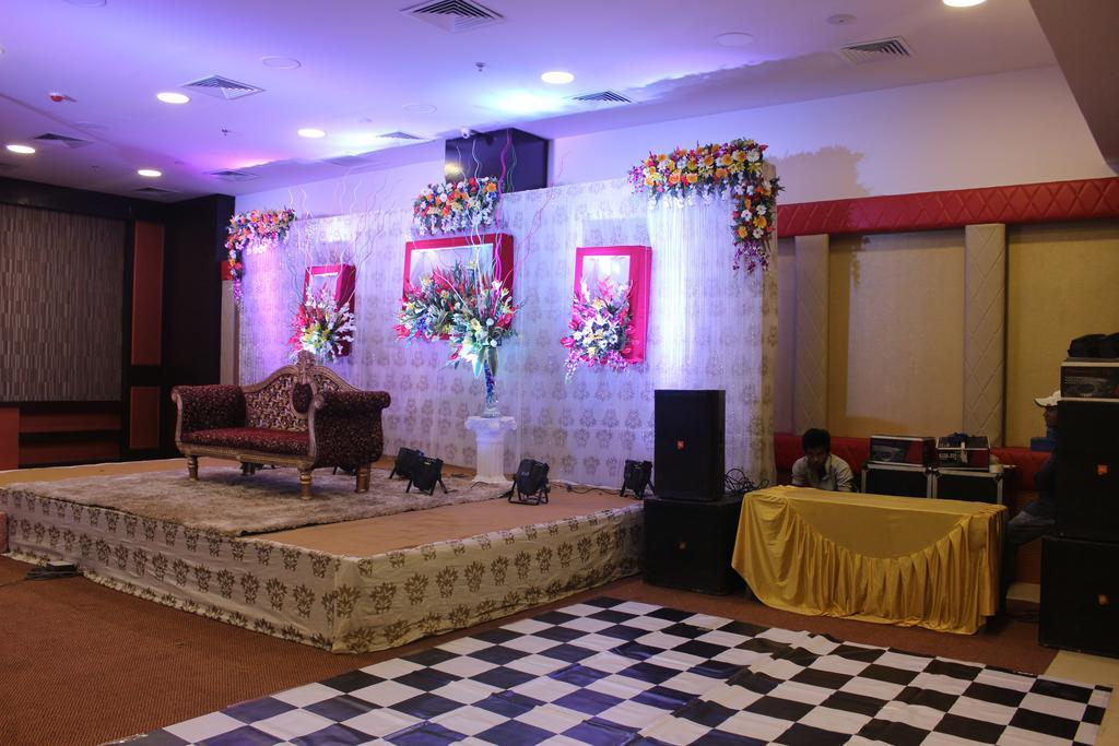 Xenious World Square Hotel Ghaziabad Esterno foto