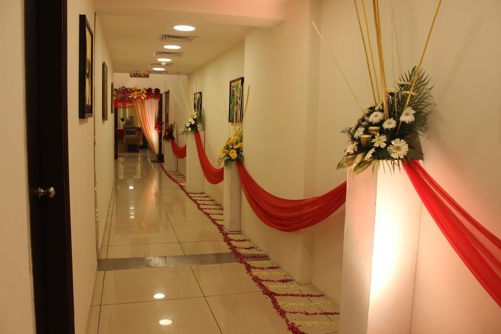 Xenious World Square Hotel Ghaziabad Esterno foto