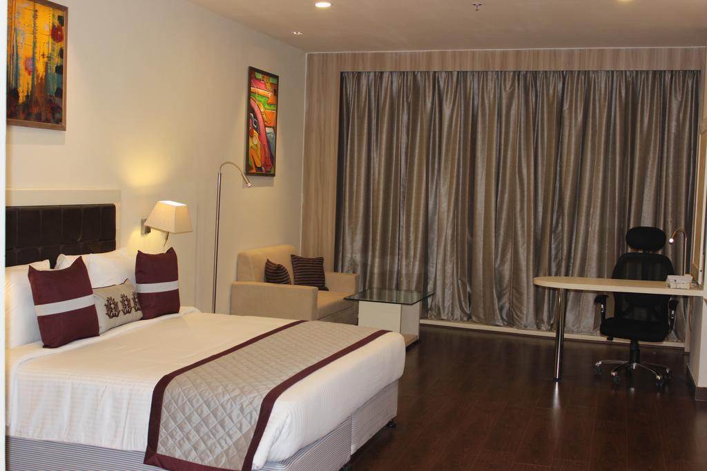 Xenious World Square Hotel Ghaziabad Esterno foto