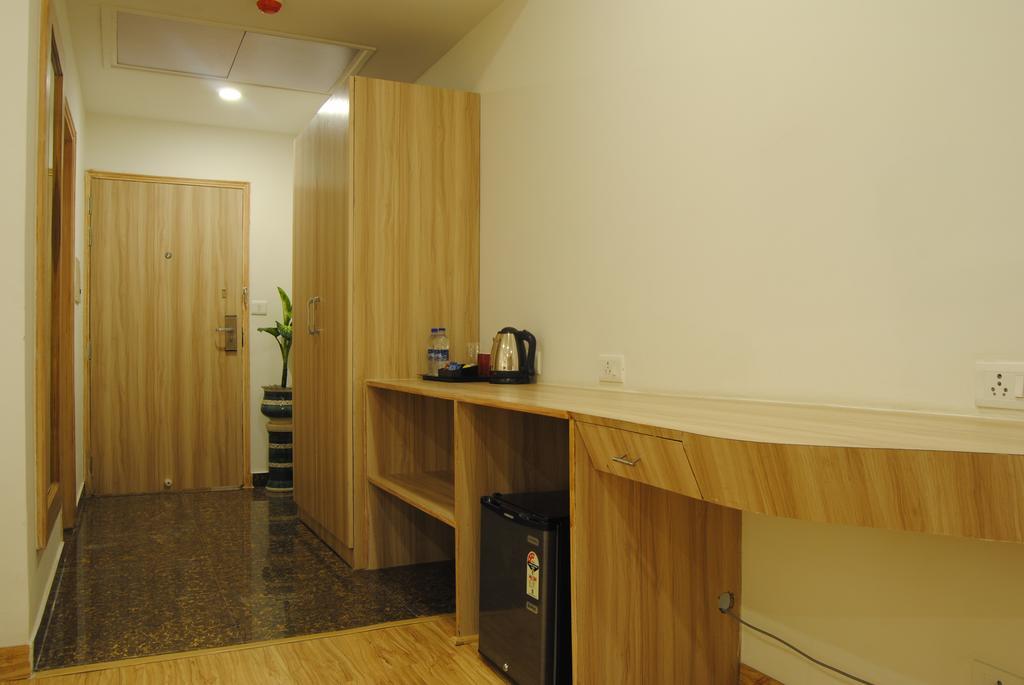 Xenious World Square Hotel Ghaziabad Esterno foto