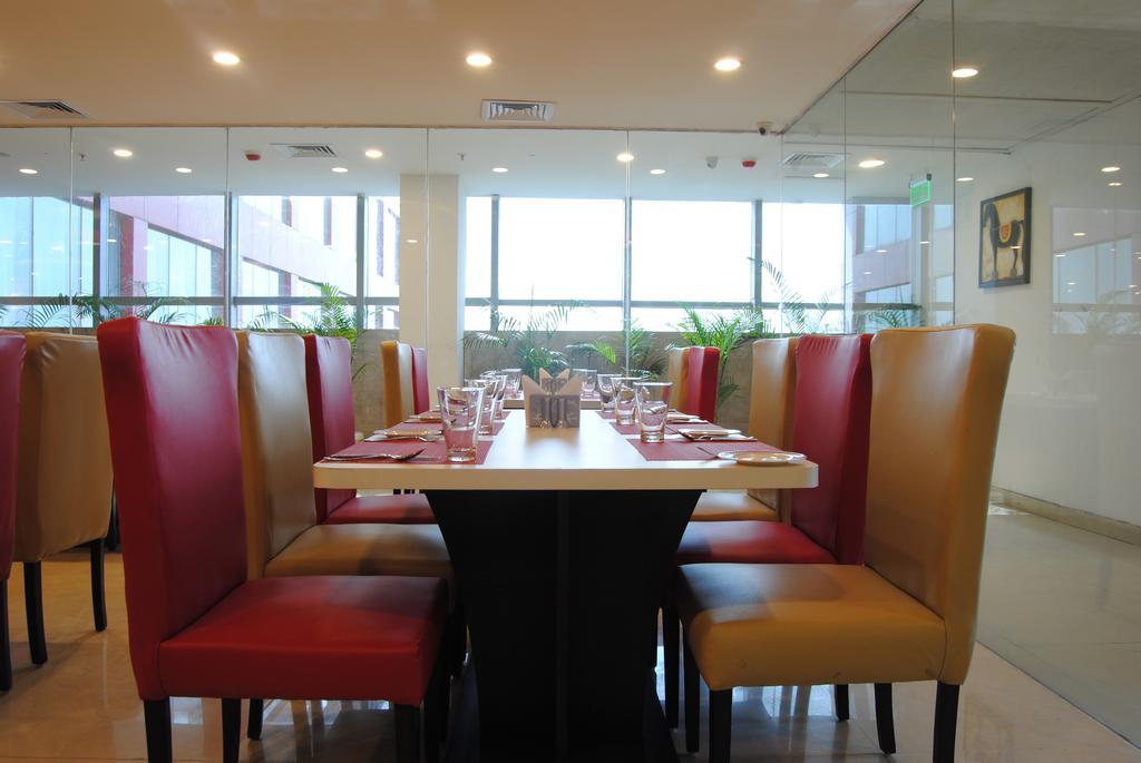 Xenious World Square Hotel Ghaziabad Esterno foto