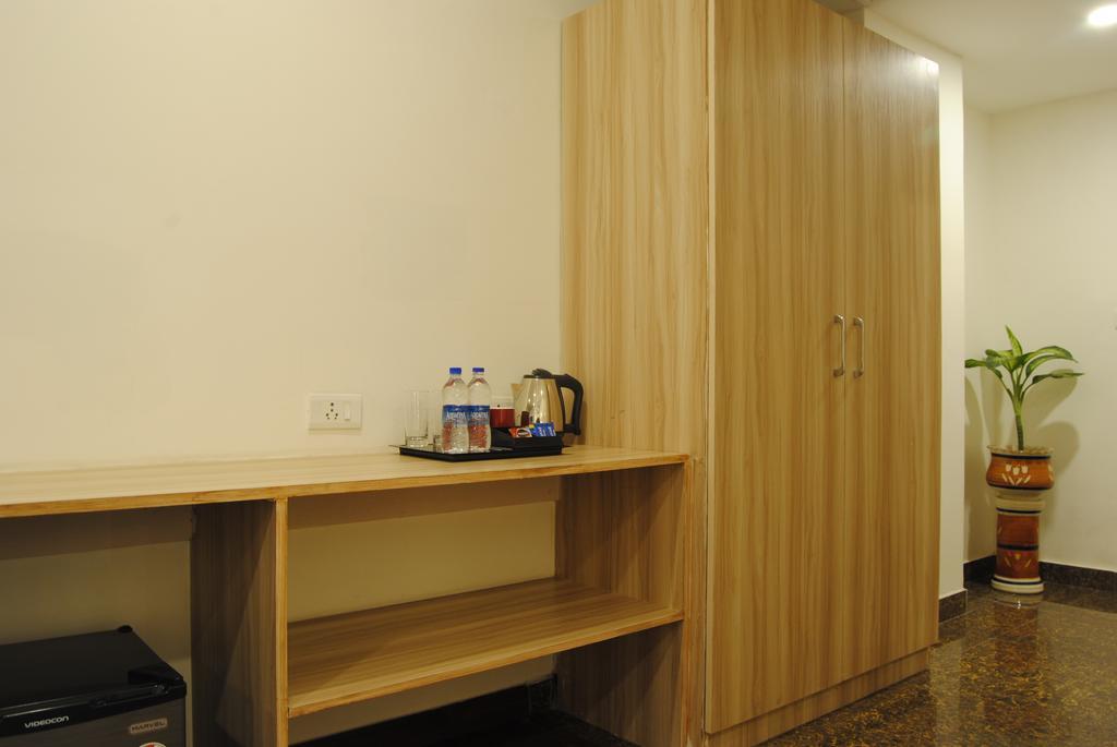 Xenious World Square Hotel Ghaziabad Esterno foto