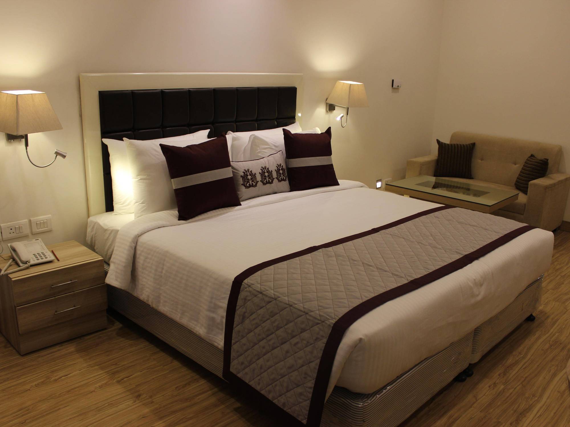Xenious World Square Hotel Ghaziabad Esterno foto