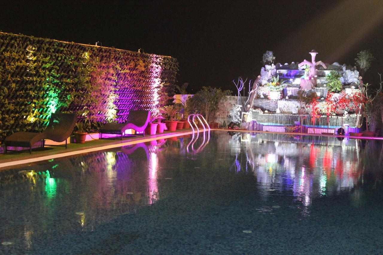 Xenious World Square Hotel Ghaziabad Esterno foto